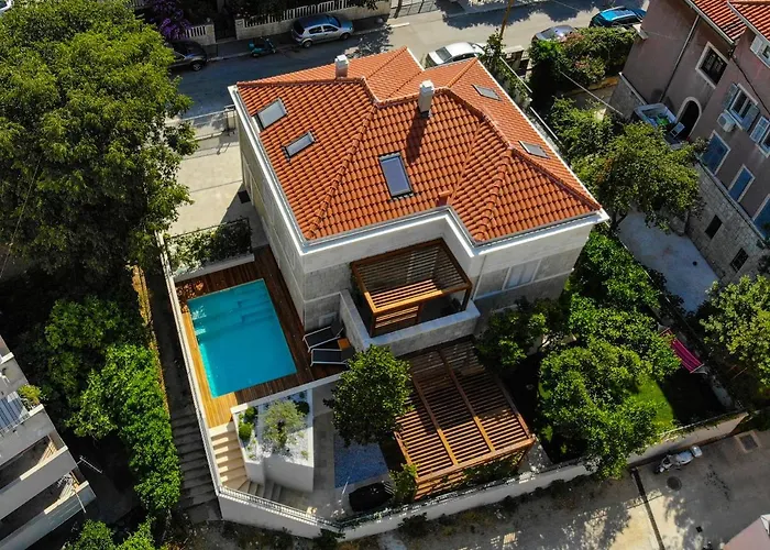 Villa Central 4*